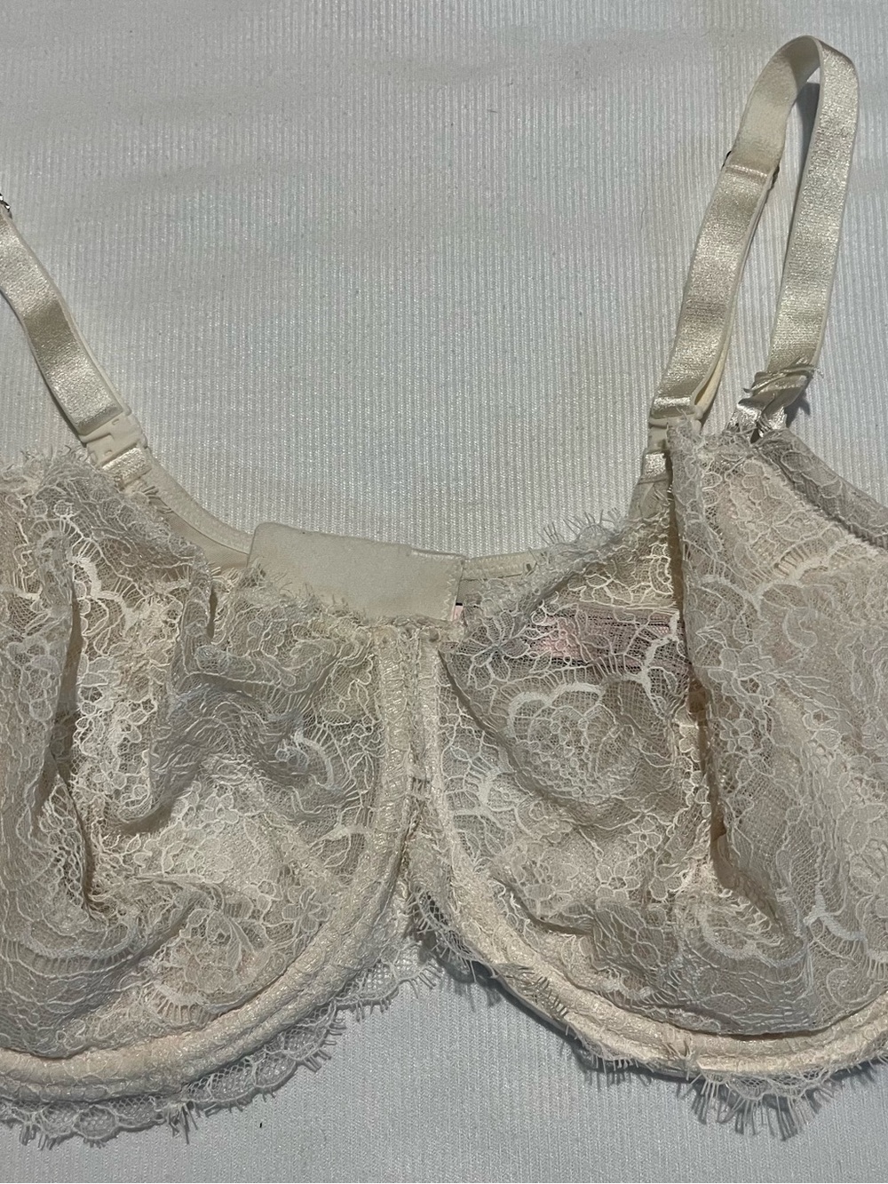 Victoria’s Secret “Dream Angels Delicate Lace Underwire Bra  Ivory 40DDD